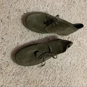 olive green clarks desert boots